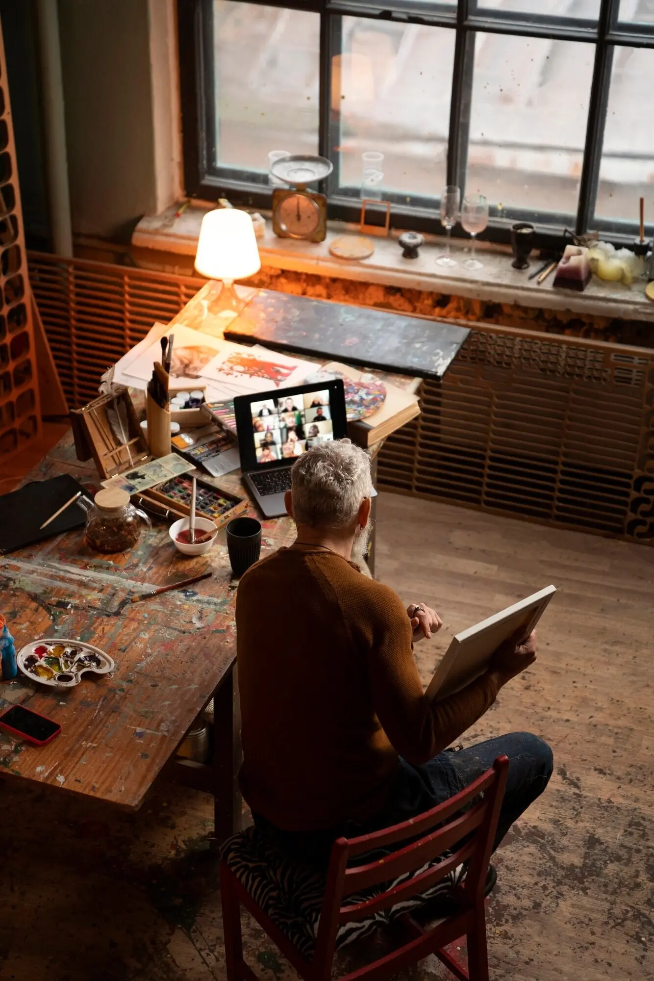 Ganzkörperaufnahme eines Mannes, der in Innenräumen malt