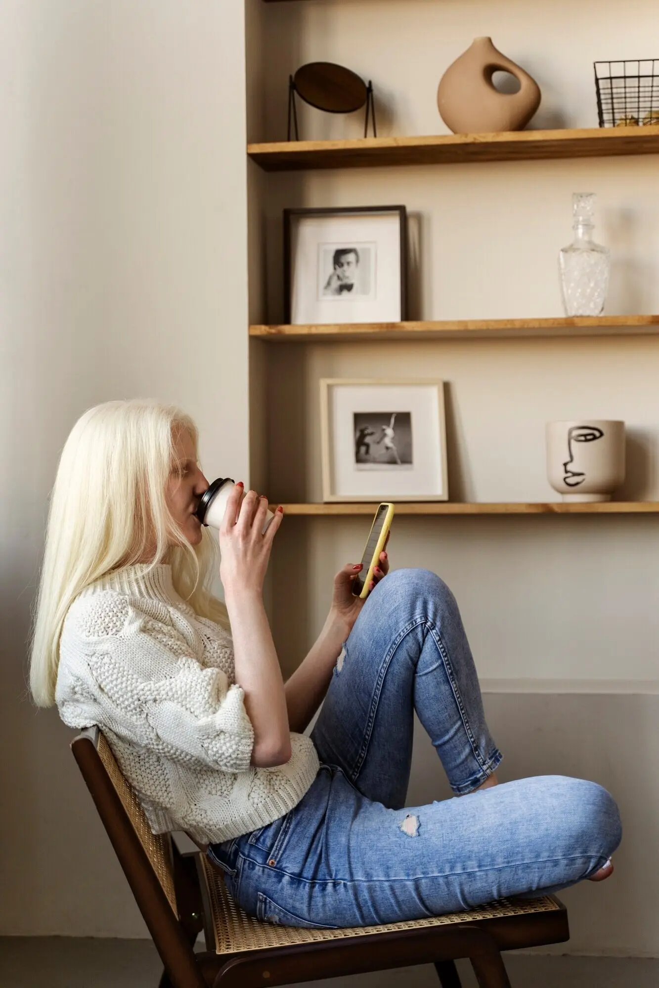 Seitenansicht einer Frau mit Albinismus, die ein Smartphone hält